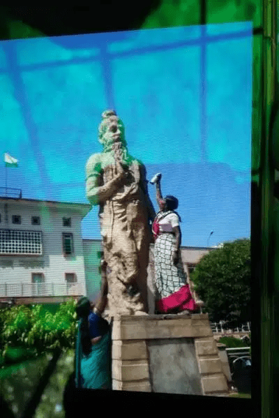 Smearing black paint on the Manu statue